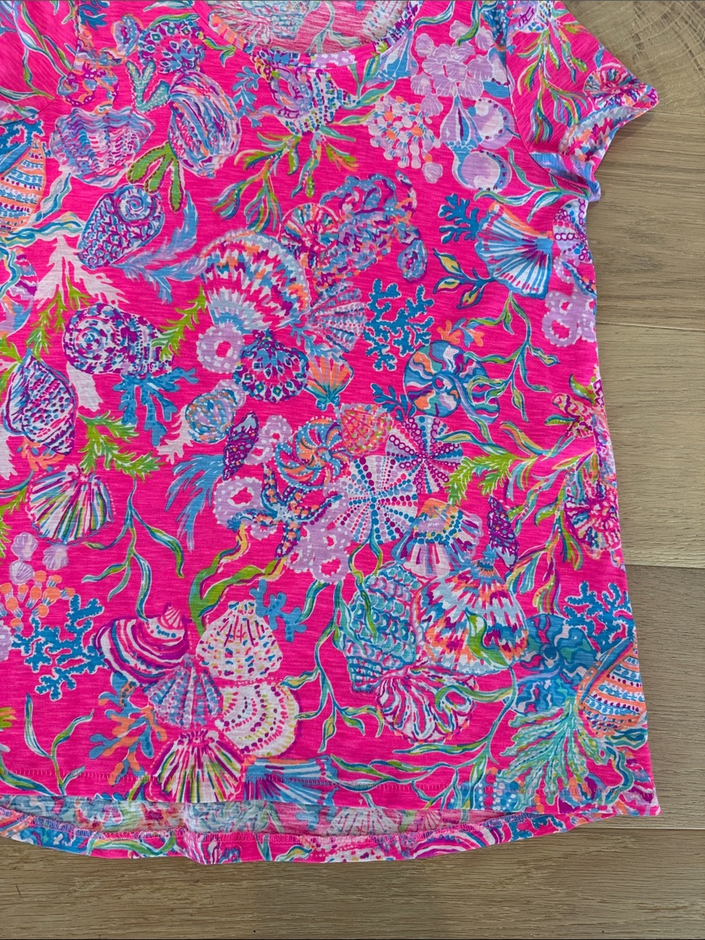 NWOT Lilly Pulitzer Hot Pink Floral Shell Print Short Sleeve Women’s Tee size S - Picture 6 of 8